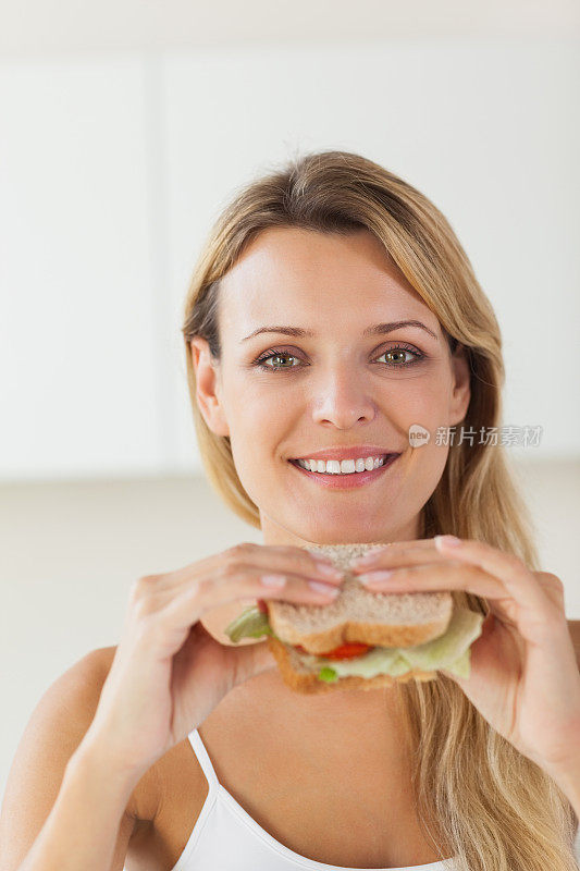 吃三明治的女人