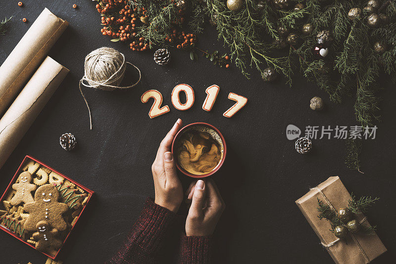 手捧咖啡，2017新年概念桌顶