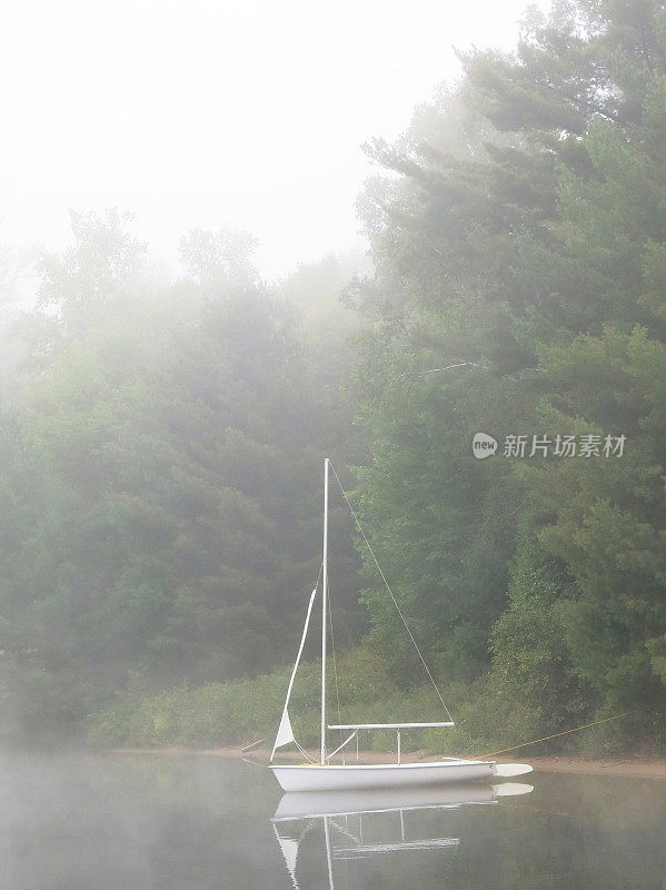 停泊的帆船倒影，水的边缘，阿迪朗达克，萨拉纳克湖，雾蒙蒙的早晨