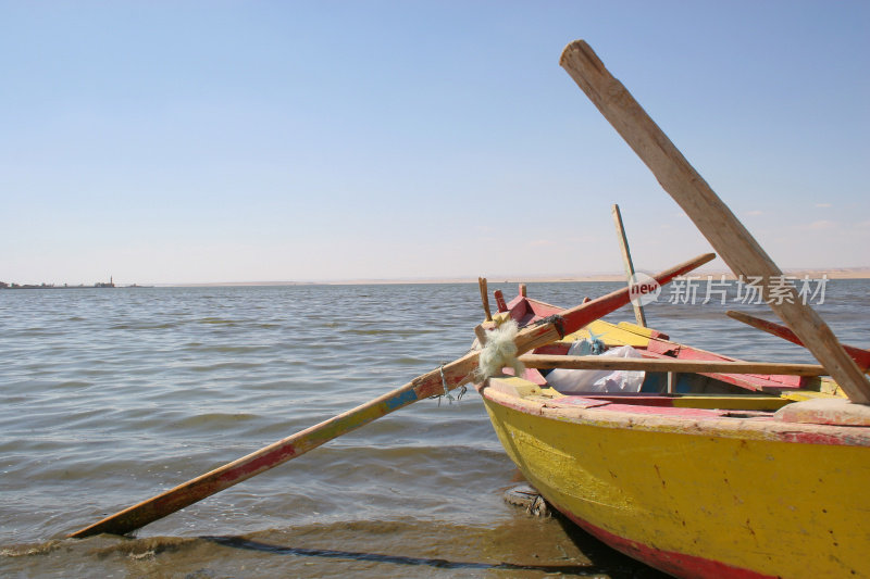 埃及法尤姆绿洲的一艘旧渔船
