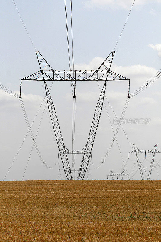 电力塔耸立在一片谷地上