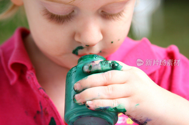 不要吃油漆!幼童玩手指画