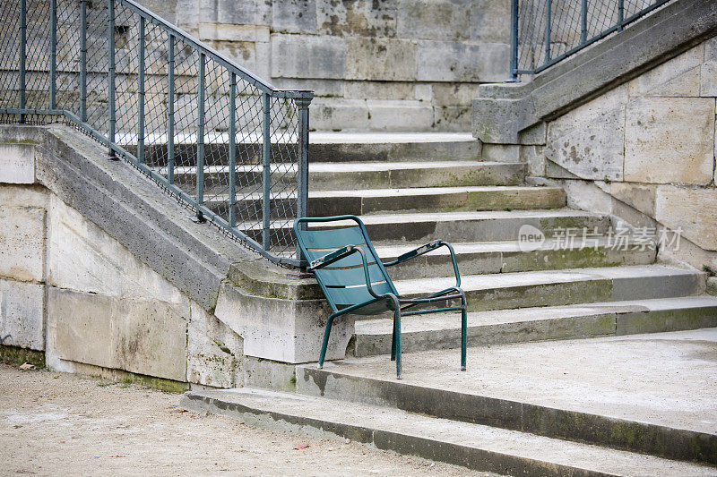 楼梯上的椅子，杜伊勒里花园，巴黎，法国