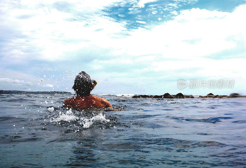 浮潜和海水泡沫