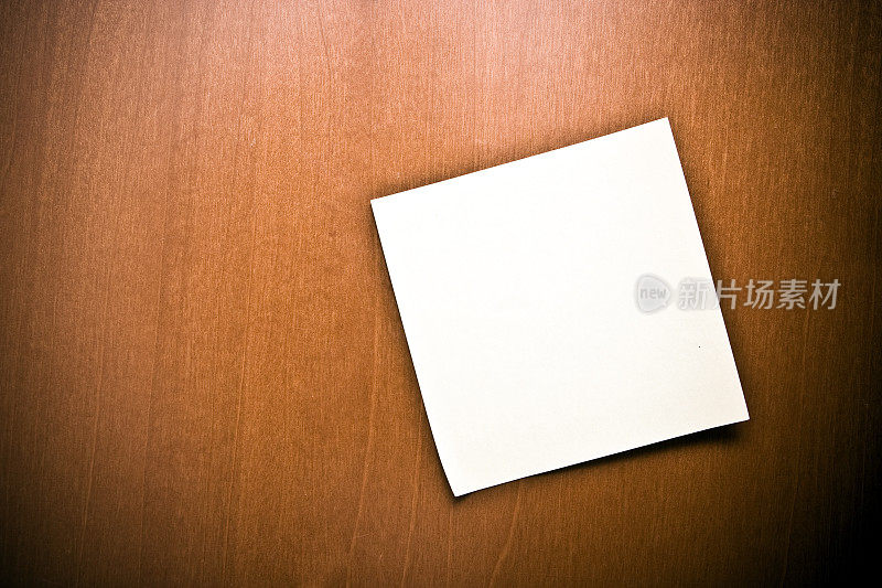 空白白色黏贴笔记木头书桌背景