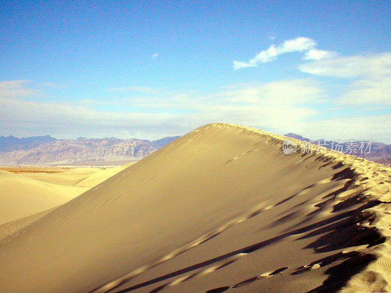 烟囱井和沙丘，加利福尼亚死亡谷