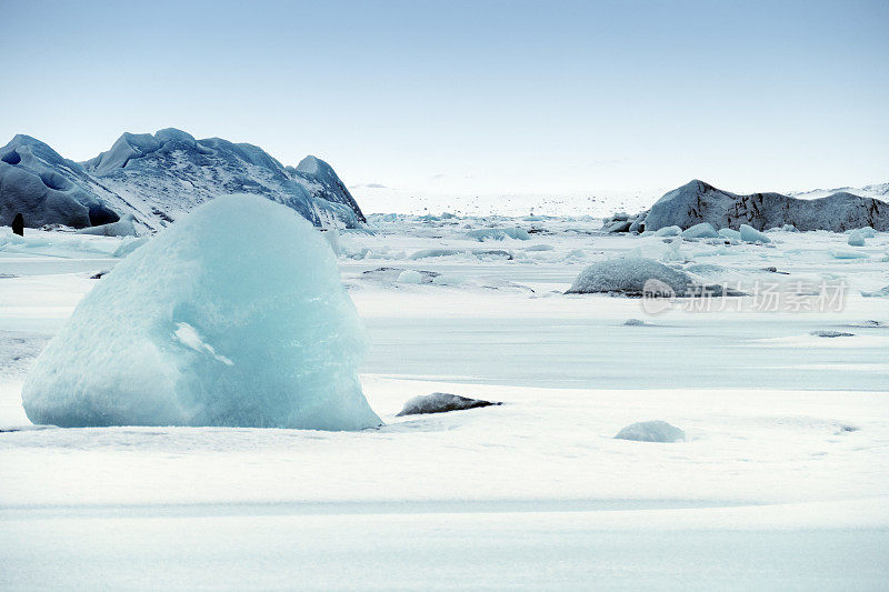 冰岛冬天结冰的Jokulsarlon冰川泻湖