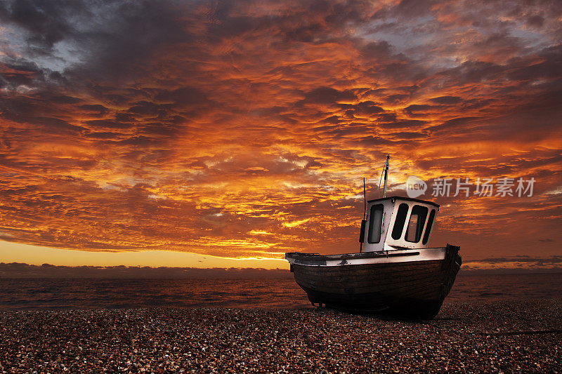 日落时岸上的小船