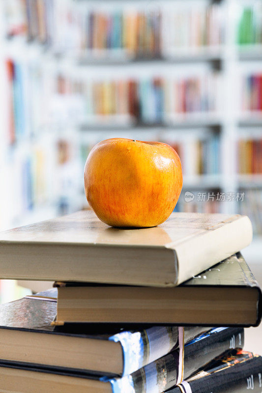 书店里的一堆书，上面有苹果