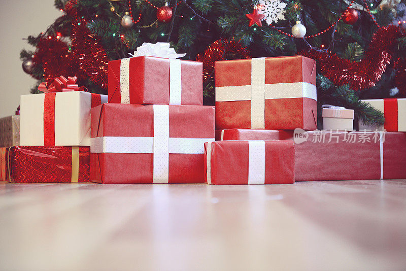 圣诞树和圣诞礼物盒在家庭内部