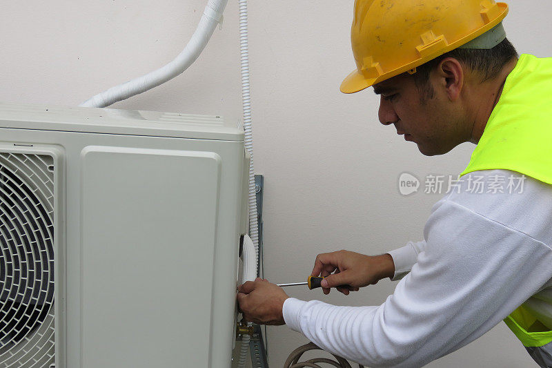 空调修理工修理家用空调。