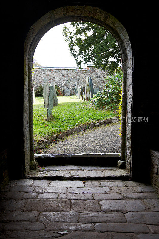 古老的石头教堂门口和墓地