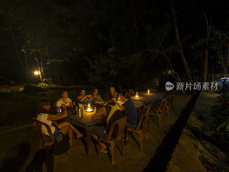 斯里兰卡河营地的烛光晚餐