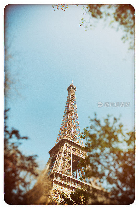 巴黎埃菲尔铁塔的复古色彩风格照片