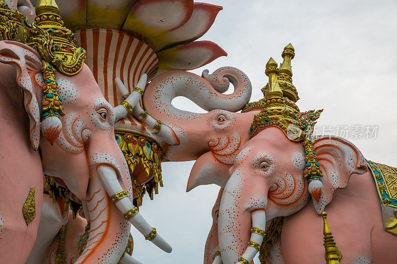 泰国曼谷，大皇宫外的粉色大象纪念碑