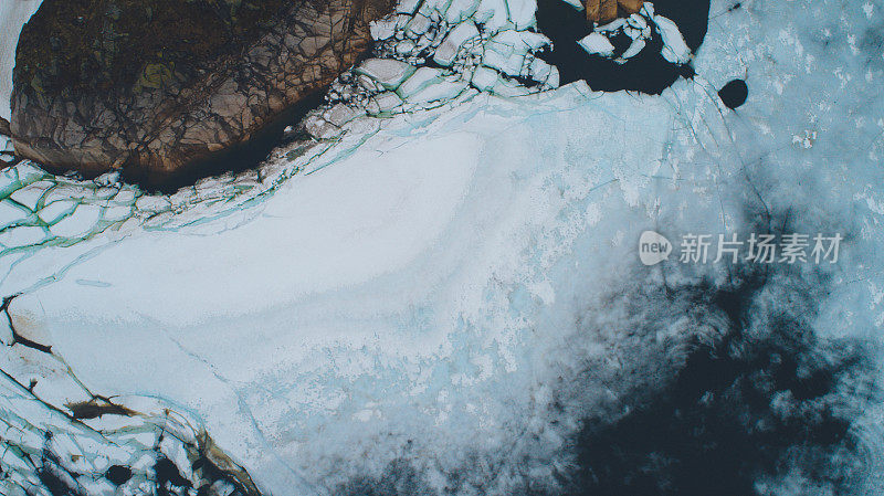 雪山中的湖泊鸟瞰图