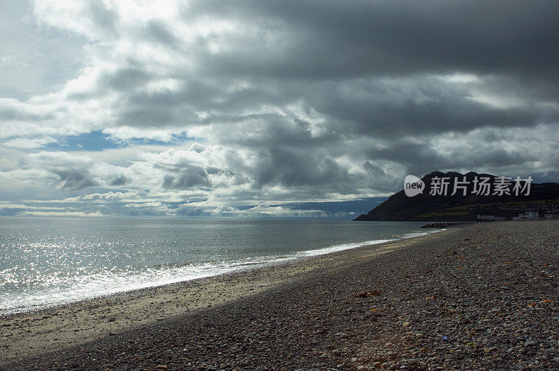 布雷海滩和海岬上空戏剧性的天空