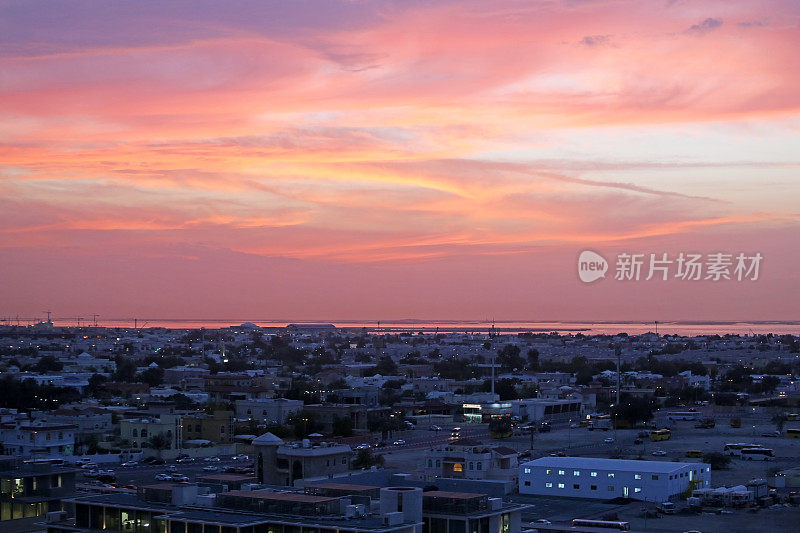 城市上空戏剧性的天空