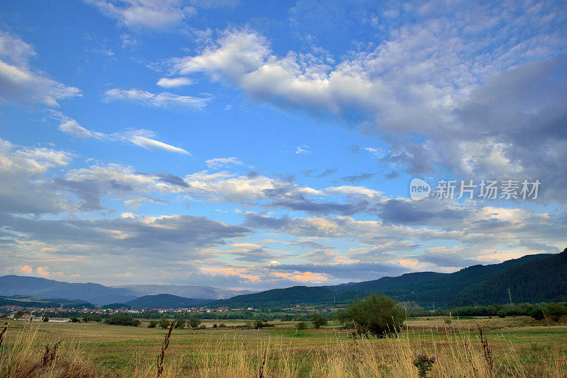 田野上空戏剧性的天空