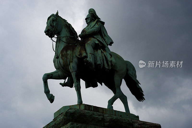 在科隆，皇帝威廉一世骑马的青铜雕像