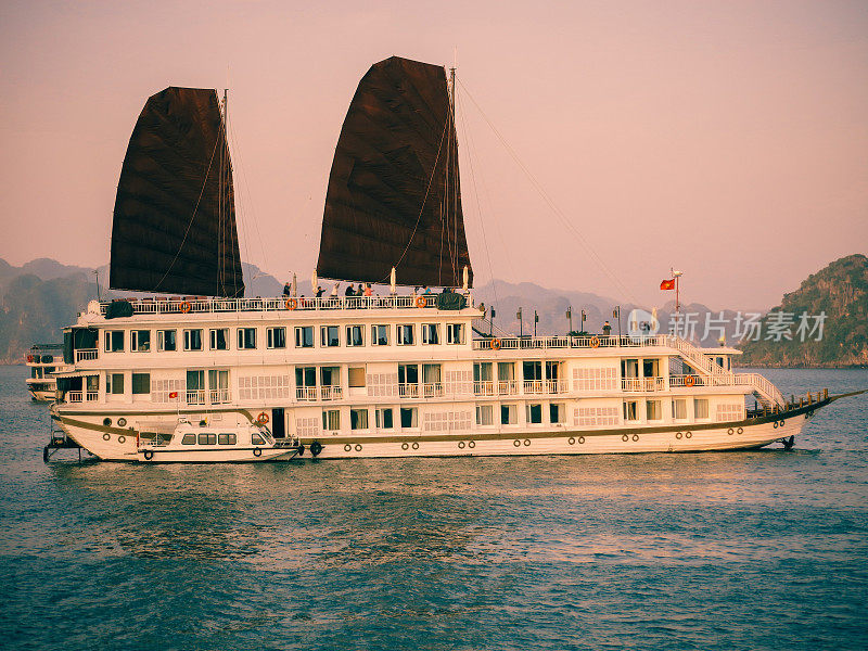 下龙湾旅游船，越南