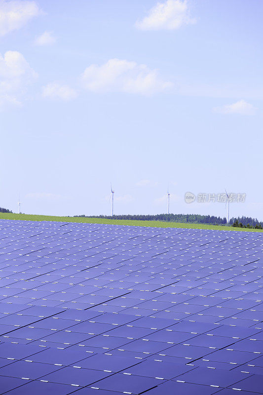 可再生能源:风力涡轮机和现代太阳能电池板