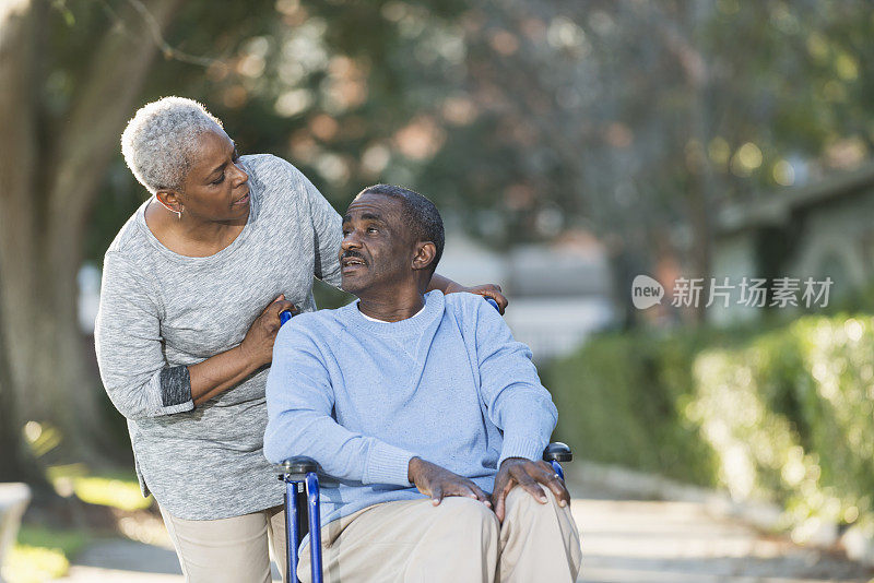 老黑人夫妇和一个坐轮椅的男人