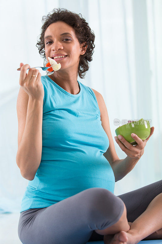 孕妇吃健康沙拉