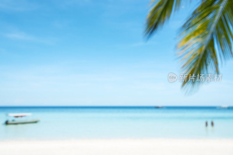 夏天的海滩和大海，蓝色的天空模糊抽象的背景