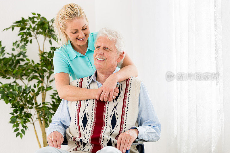 老人与轮椅和照顾者
