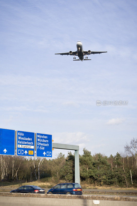 正在降落的客机和德国A5高速公路
