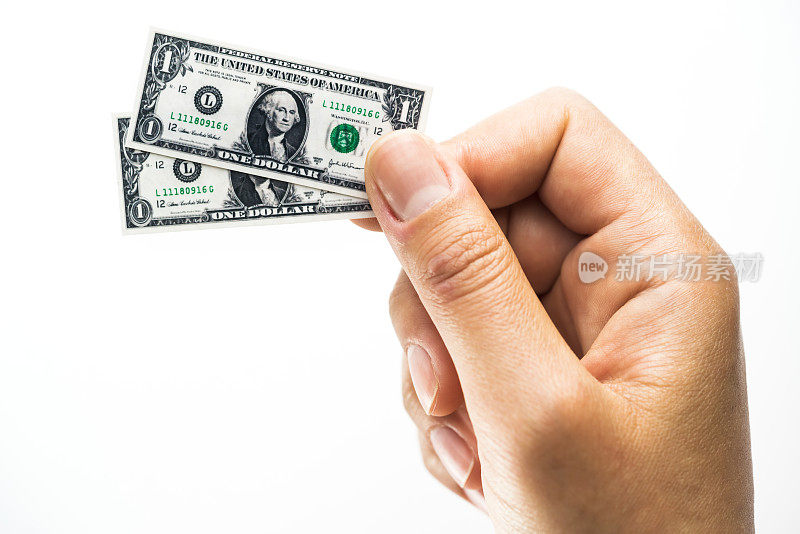 女人手里拿着小面额的美元钞票