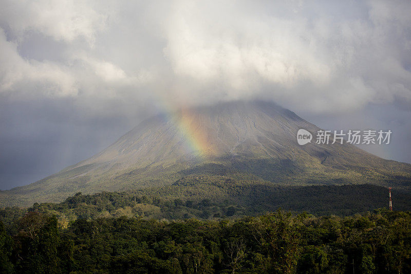 哥斯达黎加山上的彩虹风景