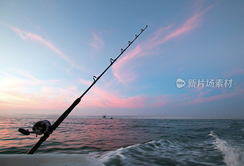 BCS下墨西哥的科尔特斯海，在粉红色的日出天空下，租来的渔船上的钓鱼路