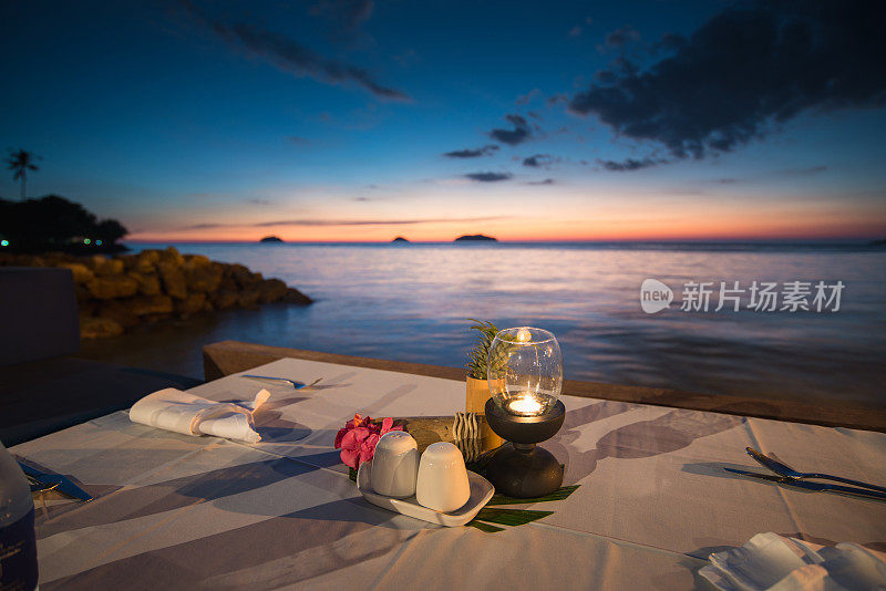 晚餐设置在泰国的海滩日落。