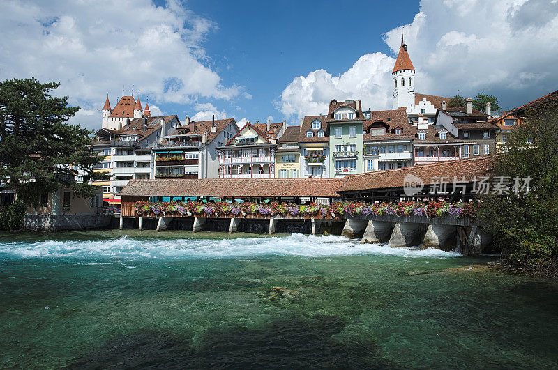 图恩(瑞士)的有顶桥、教堂、城堡和河景