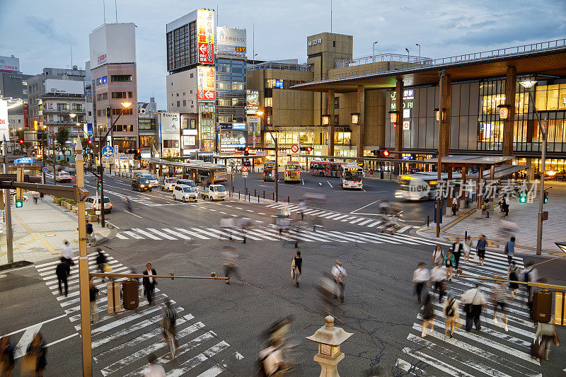 日本长野黄昏时一大群人穿过马路
