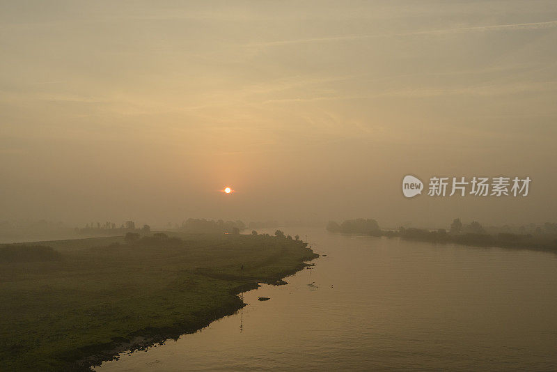 在一个美丽的秋天早晨，日出在IJssel河