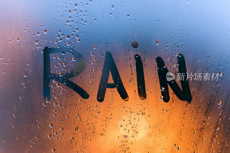 铭文如雨点般落在出汗的玻璃上
