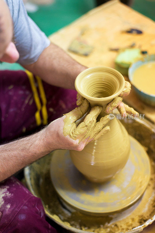 陶工在陶轮上做花瓶