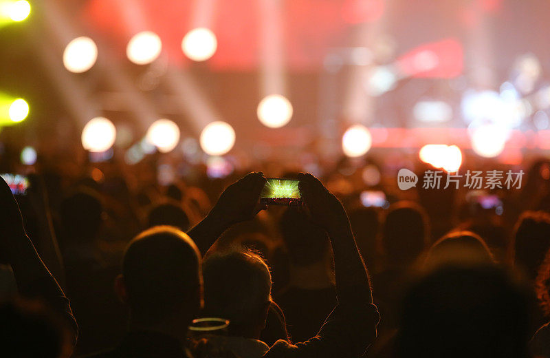 在演唱会现场使用智能手机的人很多