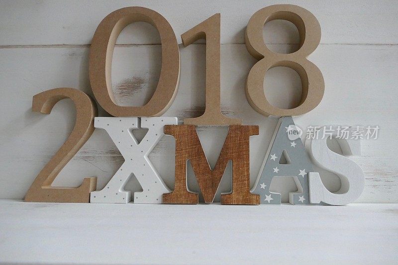 白色墙壁上的圣诞信上有2018年的数字