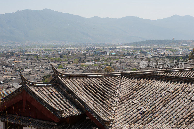 历史悠久的丽江大研古镇的屋顶。