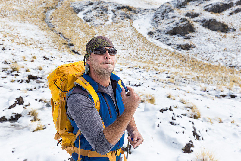 玻利维亚孔多里山的背包客游客用口红。