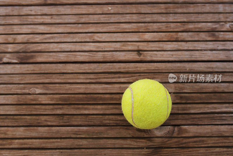 木制背景上的网球