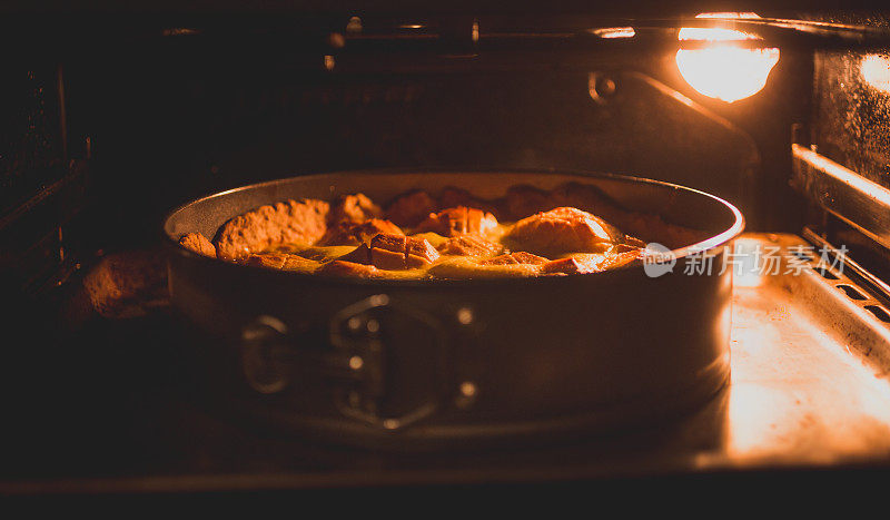 烤箱里的传统苹果派特写