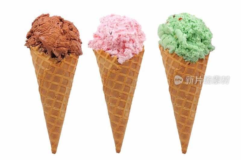 三个华夫筒冰淇淋孤立在白色