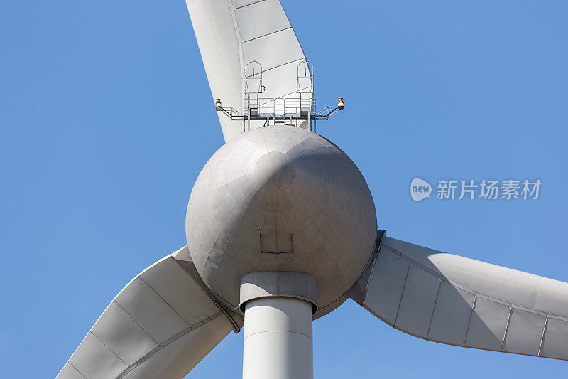 荷兰大型风力涡轮机的后视图