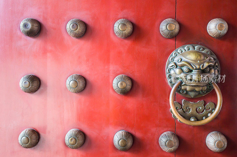唐人街传统的红色木门守护铜把手