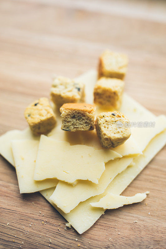 油煎面包块和奶酪